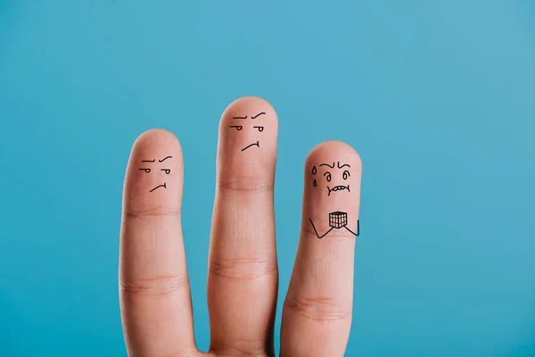 Vista cortada de dedos humanos estressados e nervosos isolados em azul — Fotografia de Stock