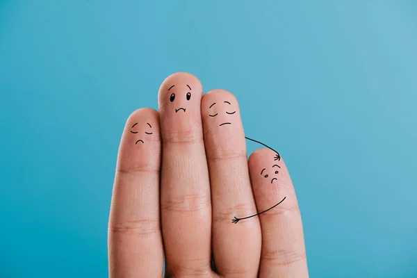 Обрезанный вид расстроенных пальцев семьи изолированы на синий — стоковое фото