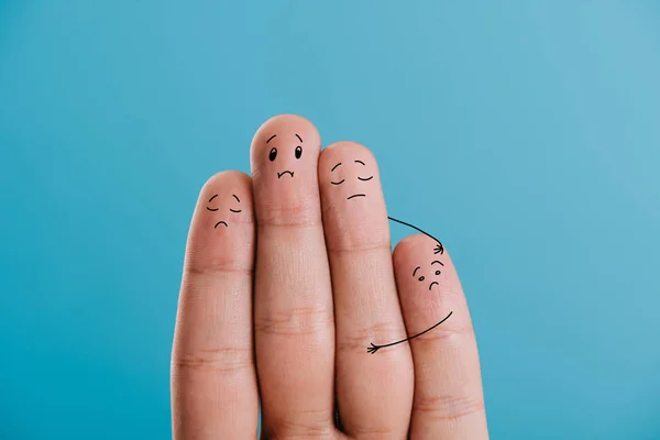 Visão cortada da família dedos chateados isolado em azul — Fotografia de Stock