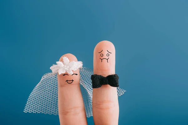Vue recadrée des doigts comme mariée heureuse et marié nerveux isolé sur bleu — Photo de stock