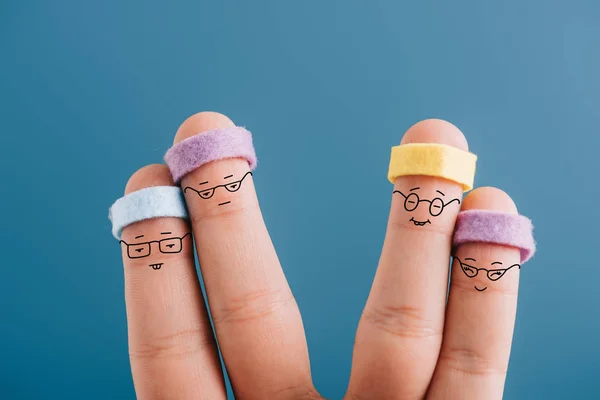 Deux couples de doigts sportifs dans des lunettes et bandeaux isolés sur bleu — Photo de stock