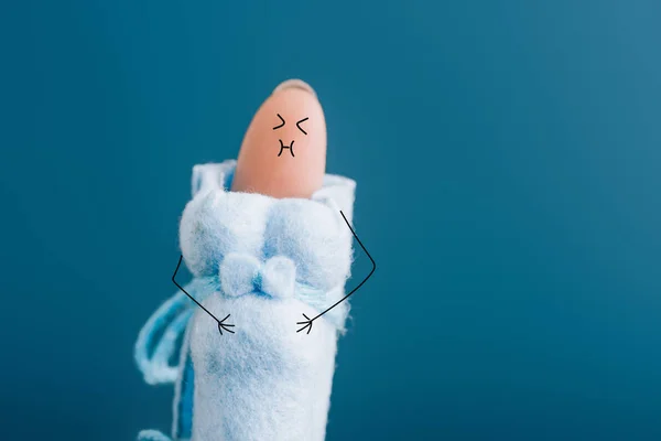 Vista recortada del dedo como mujer embarazada que tiene náuseas aisladas en azul — Stock Photo