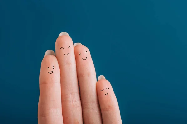 Обрезанный вид счастливых человеческих пальцев, изолированных на синий — стоковое фото