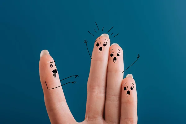 Corte vista de assustado gritando dedos e zumbi isolado em azul — Fotografia de Stock