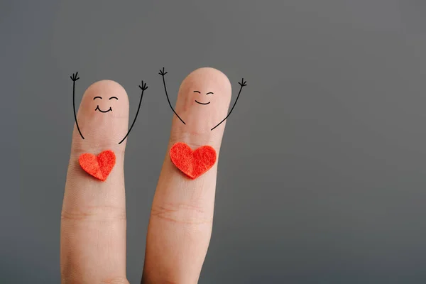 Recortado vista de feliz par de dedos con corazones aislados en gris, día de San Valentín concepto - foto de stock