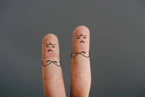 Visão cortada de dedos humanos insatisfeitos tendo briga isolada em cinza — Fotografia de Stock