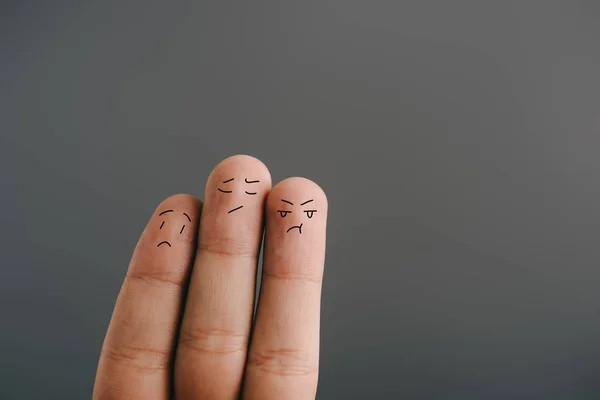 Обрізаний вид стурбованих людських пальців ізольований на сірому — стокове фото