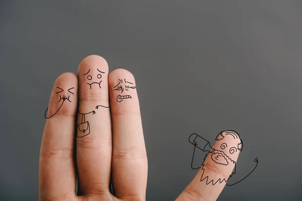 Abgeschnittene Ansicht von Fingern als verängstigte Frauen, die betrunkenen Mann isoliert auf grau betrachten — Stockfoto