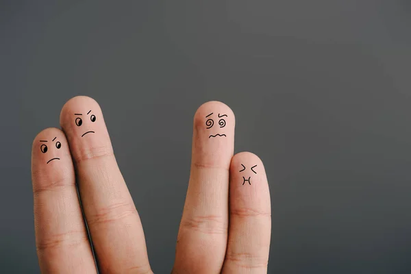 Ausgeschnittene Ansicht eines wütenden Paares, das verwirrte Finger mit Übelkeit isoliert auf grau betrachtet — Stockfoto
