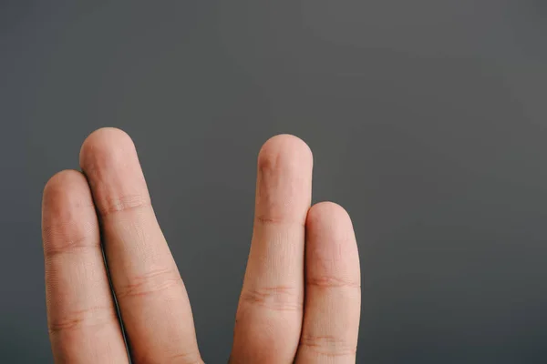Vista recortada de dedos humanos aislados en gris - foto de stock