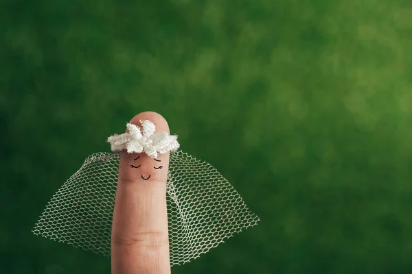 Vista recortada del dedo como novia sonriente en verde - foto de stock