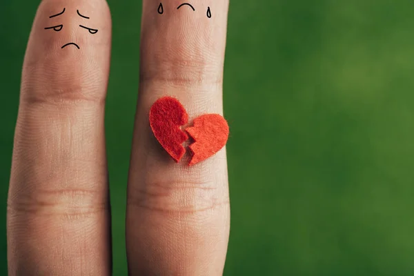 Abgeschnittene Ansicht von Fingern als trauriges Paar mit gebrochenem Herzen auf Grün — Stockfoto