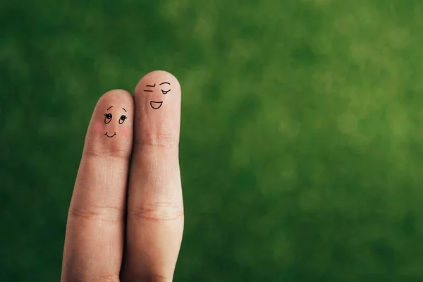 Vue recadrée du couple souriant de doigts sur vert — Photo de stock