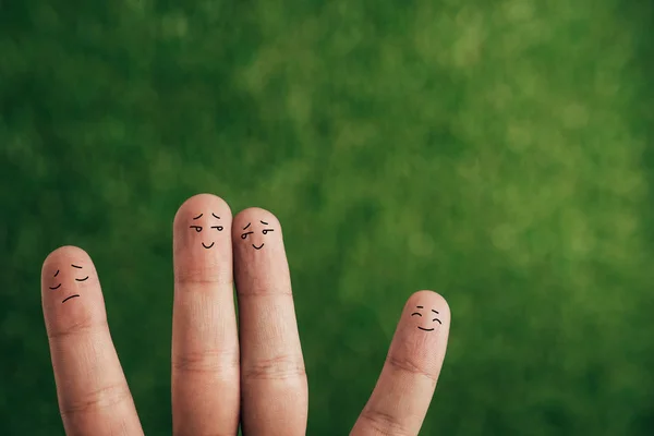 Vue recadrée des doigts humains heureux sur vert — Photo de stock