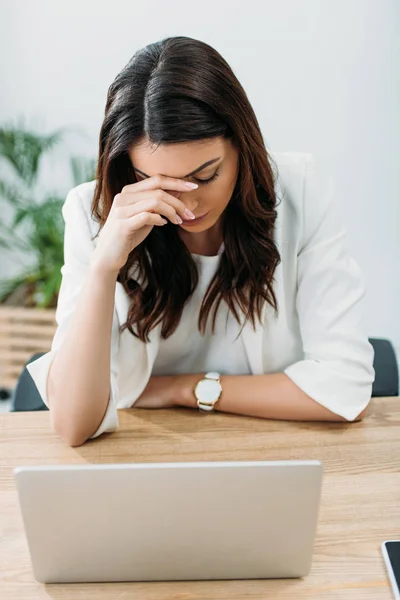 Verärgerte Geschäftsfrau sitzt mit Laptop am Tisch im Büro — Stockfoto