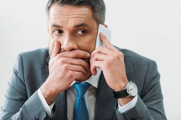 Scered hombre de negocios hablando en el teléfono inteligente sobre fondo blanco - foto de stock