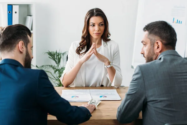 Selektiver Fokus attraktiver Berater und Investoren in Anzügen im Gespräch am Arbeitsplatz — Stockfoto