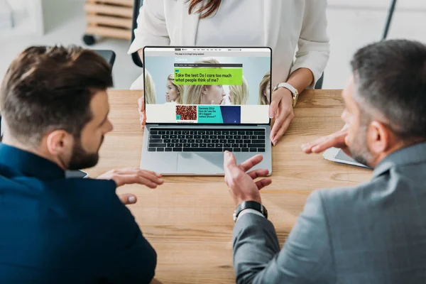 Selektiver Fokus des Beraters zeigt Anlegern Laptop mit Website auf dem Bildschirm — Stockfoto