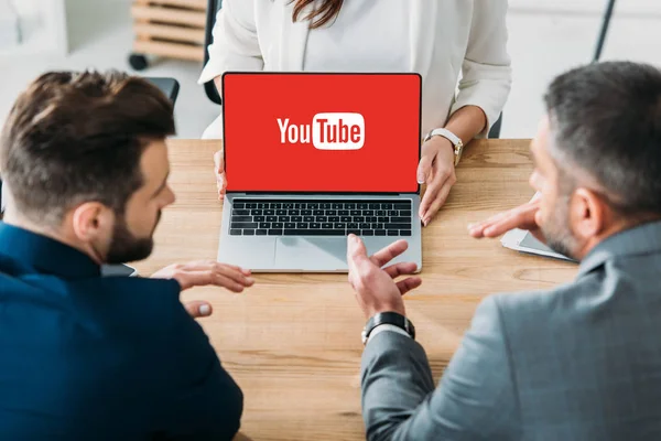 Selective focus of advisor showing to investors laptop with youtube website on screen at workplace — Stock Photo