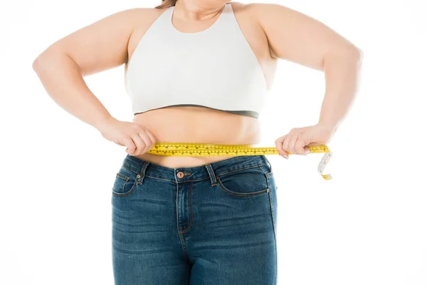 Vista ritagliata della donna in sovrappeso misurazione vita isolato su bianco — Foto stock