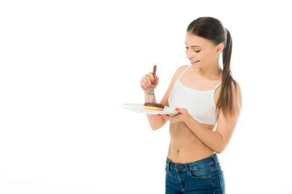 Sonriente delgada mujer sosteniendo dulce delicioso donut en plato aislado en blanco - foto de stock