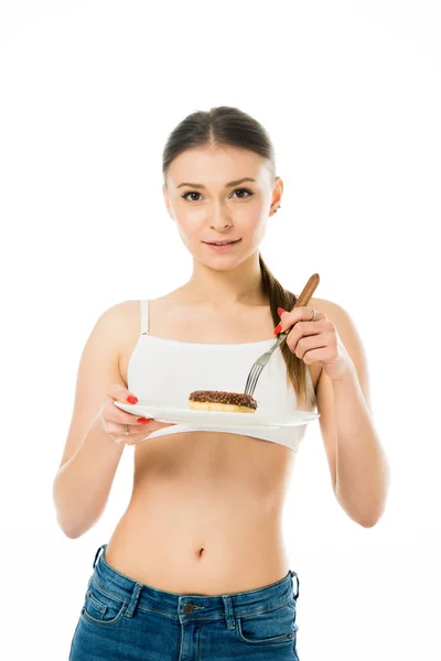 Sonriente delgada mujer sosteniendo dulce delicioso donut en tenedor aislado en blanco - foto de stock