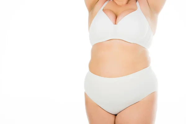 Обрезанный вид женщины с избыточным весом в нижнем белье, изолированный на белом, концепция позитивности тела — стоковое фото