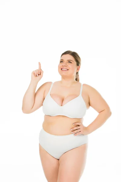 Lächelndes übergewichtiges Mädchen in Unterwäsche zeigt Ideenschild isoliert auf weißem, Body-Positivity-Konzept — Stockfoto
