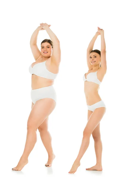 Щасливі усміхнені стрункі і надмірна вага жінки в нижній білизні позують разом ізольовані на білому, концепція позитиву тіла — стокове фото