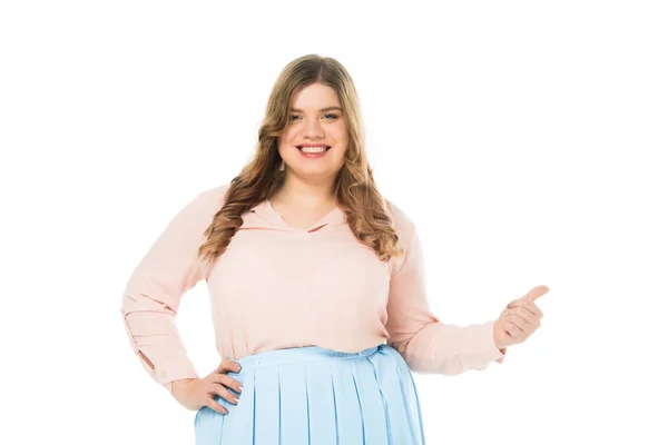 Glücklich elegante übergewichtige Frau zeigt Daumen nach oben isoliert auf weiß — Stockfoto