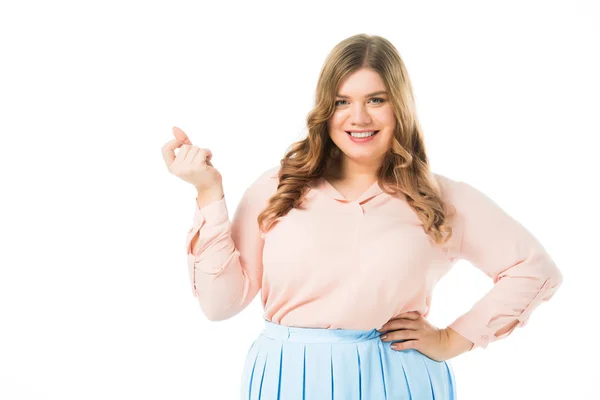 Feliz sonriente elegante mujer con sobrepeso posando con la mano en la cadera aislado en blanco - foto de stock