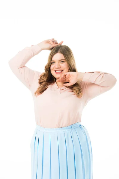 Felice sorridente elegante donna in sovrappeso posa con le mani vicino al viso isolato su bianco — Foto stock