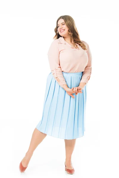 Tímido sonriente elegante mujer con sobrepeso posando aislado en blanco - foto de stock