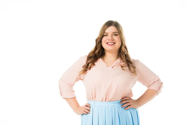 Sourire heureux plus taille femme posant avec les mains sur les hanches isolées sur blanc — Photo de stock