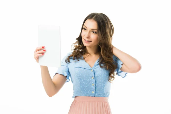 Feliz chica sonriente tomando selfie en tableta digital aislado en blanco - foto de stock