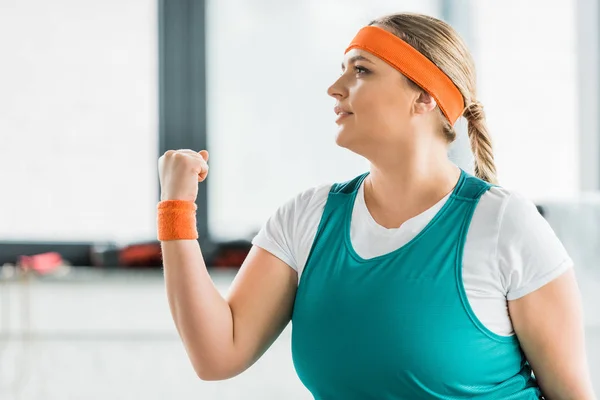 Plus size girl in sportswear workouting in gym — Stock Photo