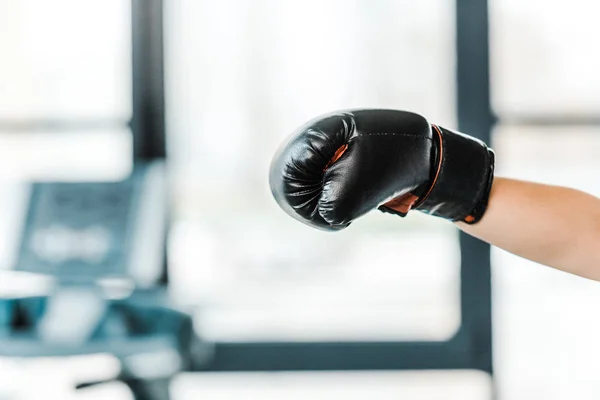 Обрезанный вид женщины в боксёрской перчатке в спортзале — стоковое фото