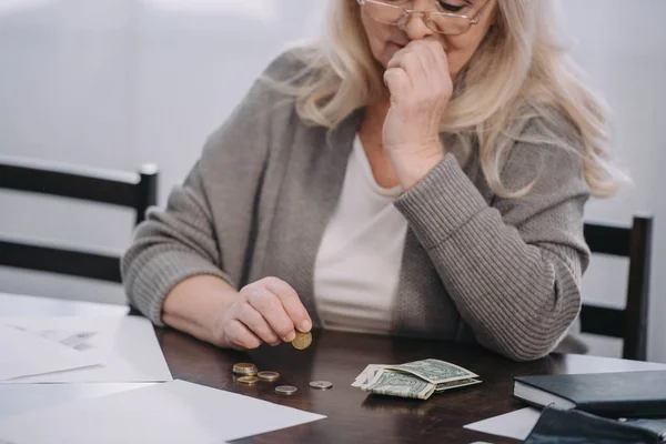 Vista ritagliata di pensionato donna seduto a tavola e contando i soldi a casa — Foto stock