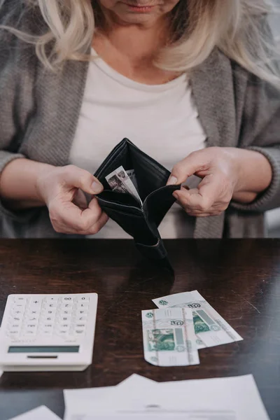 Vue recadrée de la femme âgée tenant portefeuille avec de l'argent — Photo de stock