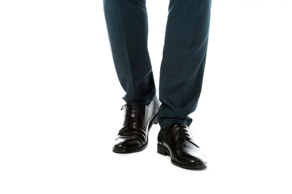Recortado vista de hombre en negro clásico elegante zapatos aislados en blanco - foto de stock
