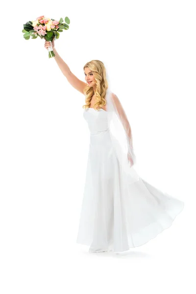 Hermosa novia en elegante vestido blanco celebración de ramo de boda aislado en blanco - foto de stock