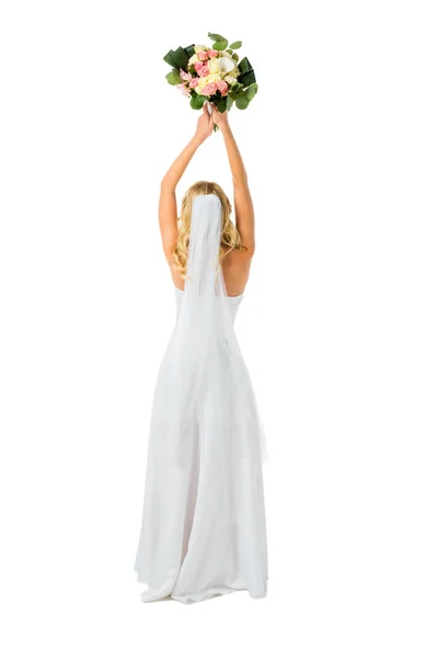 Вид ззаду красивої нареченої в елегантній білій сукні, що тримає весільний букет ізольовано на білому — стокове фото