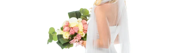 Tiro panorâmico de noiva segurando lindo buquê de casamento isolado no branco — Fotografia de Stock