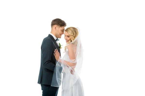 Щасливий наречений розмовляє з красивою усміхненою нареченою ізольовано на білому — стокове фото