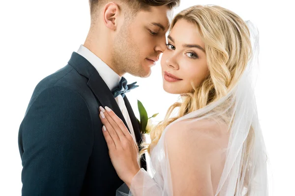 Bello sposo e bella sposa in piedi faccia a faccia isolato su bianco — Foto stock