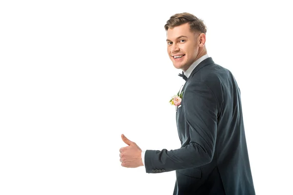 Guapo y sonriente novio mostrando el pulgar hacia arriba aislado en blanco - foto de stock