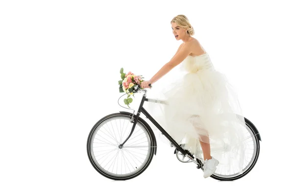 Belo noivo andar de bicicleta no vestido de casamento e tênis isolado no branco — Fotografia de Stock