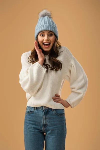 Aufgeregtes brünettes Mädchen im weißen Pullover lacht isoliert auf beige — Stockfoto