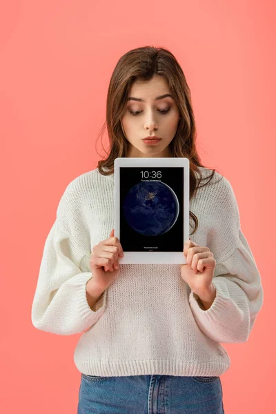 Attraente giovane donna con tablet digitale con schermo di blocco isolato su rosa — Foto stock