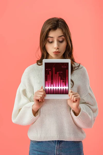 Mujer bastante joven sosteniendo tableta digital con gráficos en pantalla aislada en rosa - foto de stock